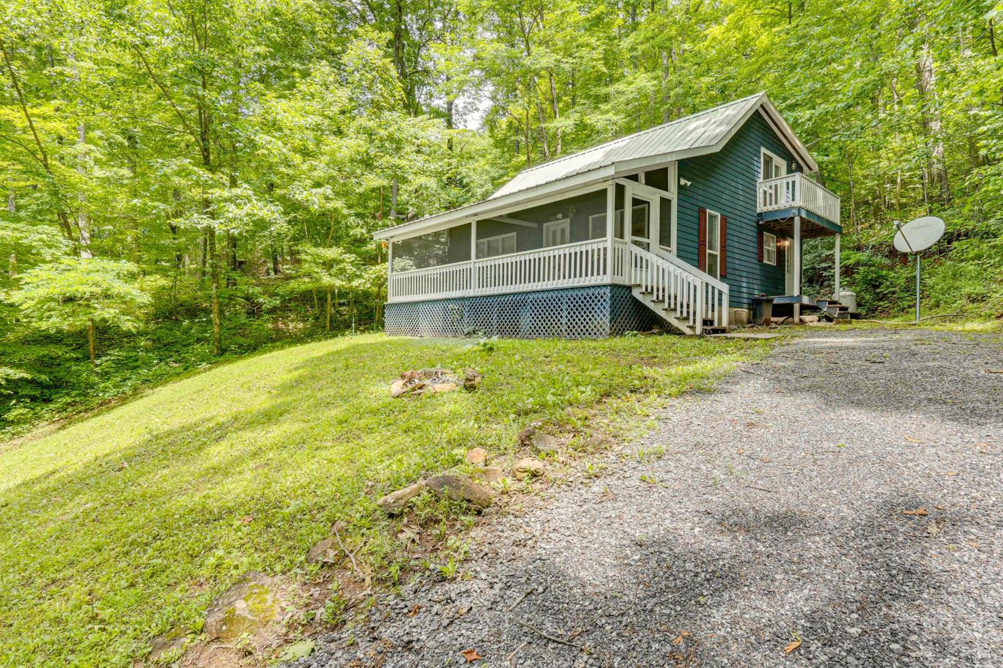 Secluded Cabin With Porch - 7 Miles To Lake Chatuge! Hayesville Luaran gambar